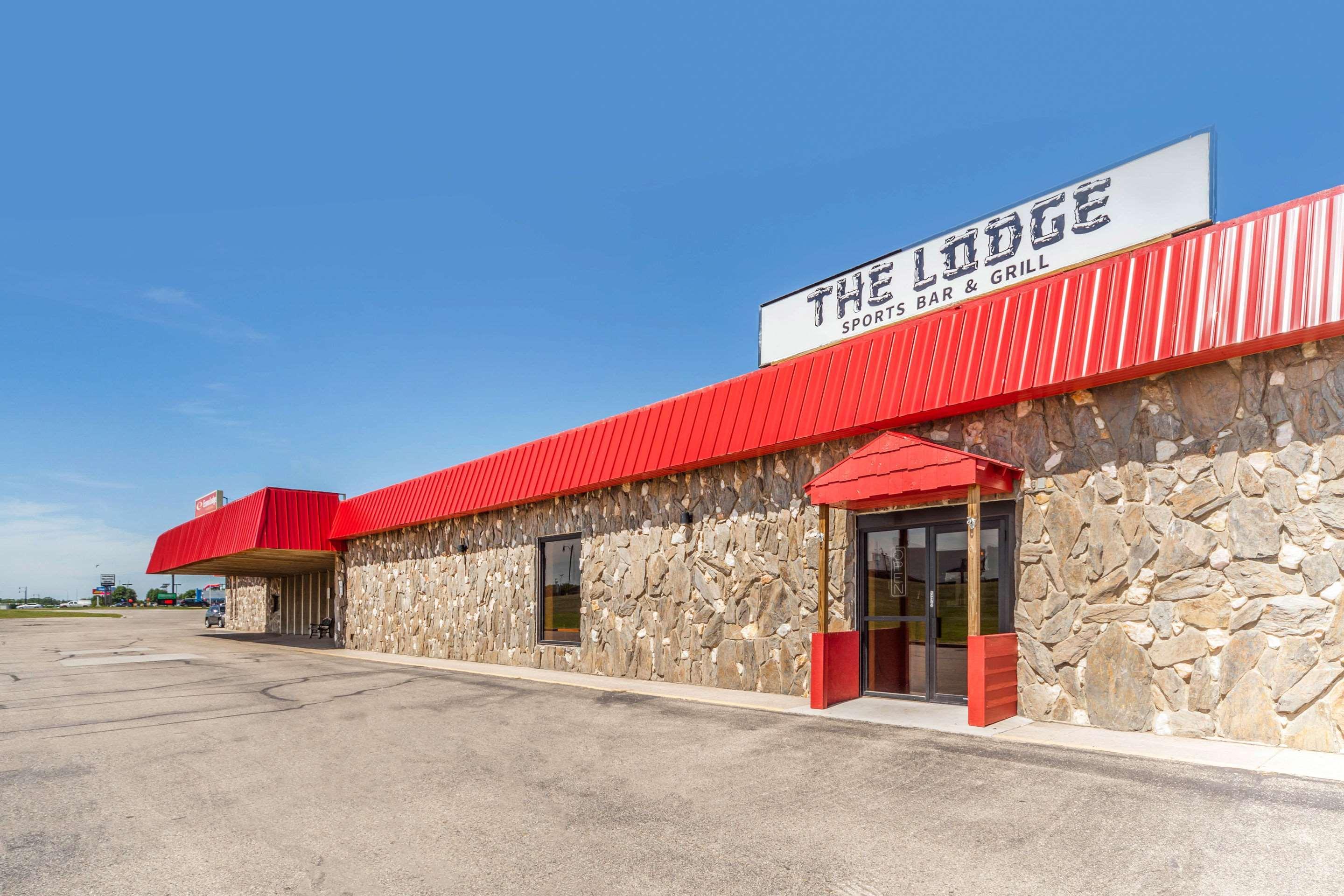 Econo Lodge Inn & Suites Brookings Exterior photo